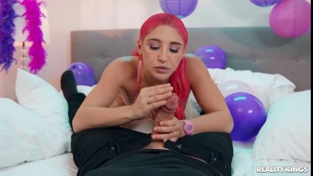 Деваха с цветными волосами трахается с отчимом в анал