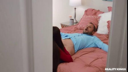 Две девахи делят член парня на день святого Валентина